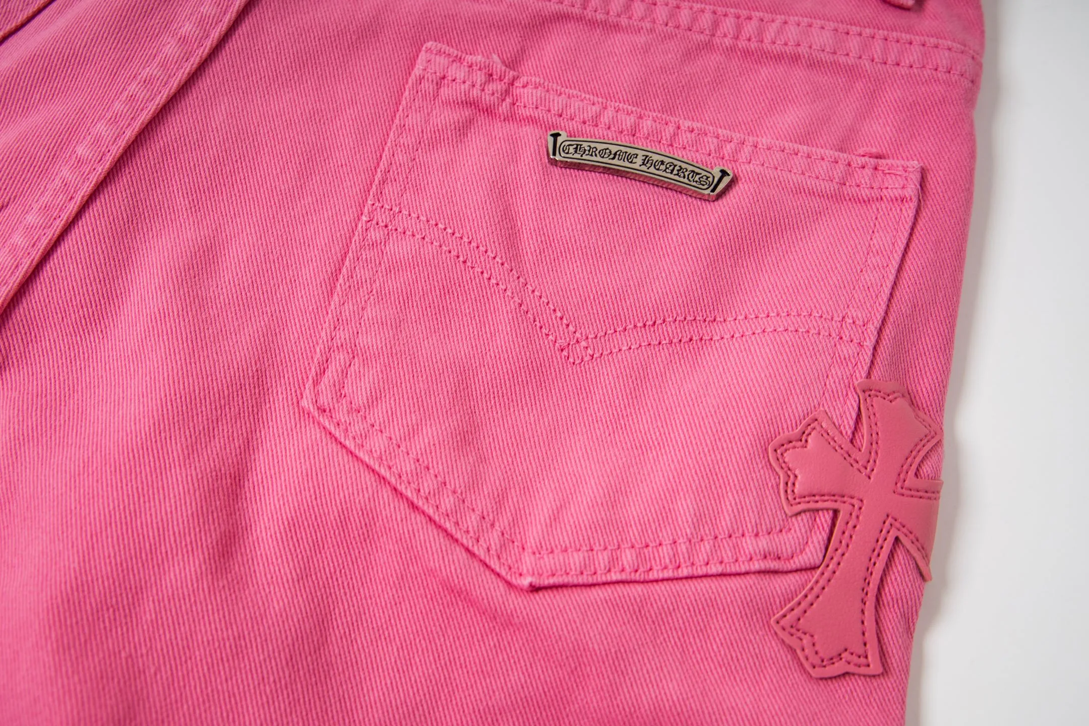 P250 CHROME HEARTS 25ss dopamine light pink cross-over leather washed jeans - Full of exploring the ultimate in fashion, Chrome Hearts' new Chrome Hearts pants not only present a unique style, the fresh ice blue color looks particularly youthful and energetic. The mid-high waist design is paired with a lazy and casual style, which not only shows long legs but also maintains a casual feel. It is a must-have fashion choice for trendy men and trendy women. Style number: 1778# Color: Dopamine powder Size: 28 30 32 34
